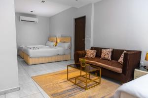 Postel nebo postele na pokoji v ubytování Pyramids Land Hotel