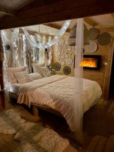 una camera con letto a baldacchino di Cabane Coco bohème a Azereix Altre 15 foto