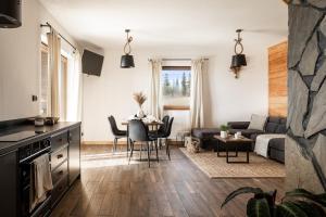 Mokosz في PyzÃ³wka: غرفة معيشة بها أريكة وطاولة +7 صور