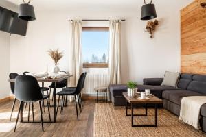 Mokosz في PyzÃ³wka: غرفة معيشة بها أريكة وطاولة