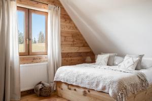 Mokosz في PyzÃ³wka: غرفة نوم بها سرير ونافذة