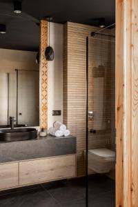 Mokosz في PyzÃ³wka: حمام مع حوض ومرحاض ودش