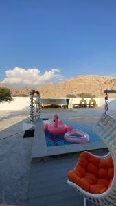 Shimālthe mountain chalet的水中粉红色的游泳池