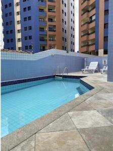 Apartamento Aviação PG في برايا جراندي: حمام سباحة في وسط المبنى