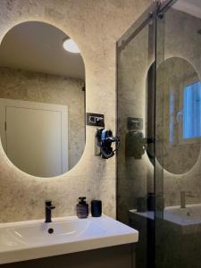 un bagno con lavandino e specchio di City Center Novi Sad #9 a Novi Sad
