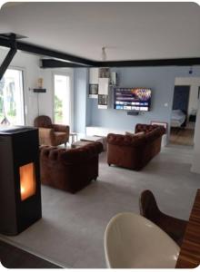 TV a/nebo společenská místnost v ubytování Maison de famille proche de la mer