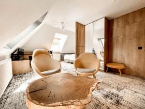 uma sala de estar com uma mesa e cadeiras de madeira em Willa Spa Scaliano em Kudowa-Zdrój mais 91 fotografias