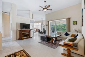 ein Wohnzimmer mit Couch und Kamin in der Unterkunft Florida Beach Villa Heated Pool in Nokomis