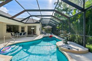 einen Innenpool mit Glasdach in der Unterkunft Florida Beach Villa Heated Pool in Nokomis