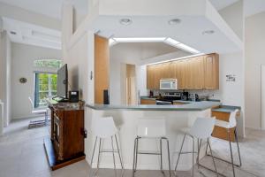 eine Küche mit einer Theke und Hockern darin in der Unterkunft Florida Beach Villa Heated Pool in Nokomis