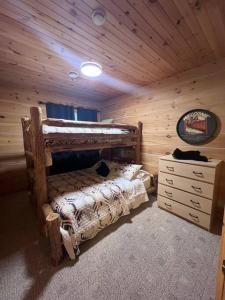 een slaapkamer met twee stapelbedden in een hut bij Welcome to Bear's Den Lodge in Round Lake Seaplane Base