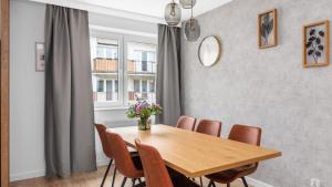ObłużeにあるGdynia City View Roomsの木製のテーブルと椅子のあるダイニングルーム