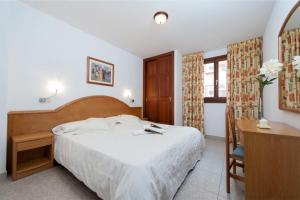 A bed or beds in a room at Apartamentos Xaloc HRC