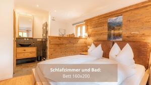 Kuchyňa alebo kuchynka v ubytovaní Chalet WaldHäusl luxuriöse Ferienwohnungen mit Sauna & Whirlpool, Kamin, Balkon oder Terrasse mit Bergblick