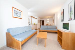 A seating area at Apartamentos Xaloc HRC