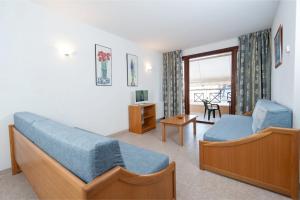 salon z dwoma łóżkami i oknem w obiekcie Apartamentos Xaloc HRC w Cala Millor