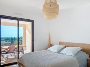 Ένα ή περισσότερα κρεβάτια σε δωμάτιο στο Appart, vue mer exceptionnelle à sanary, à pied 10mn criques et plage