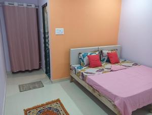 Tempat tidur dalam kamar di Kedar Guest House Ayodhya