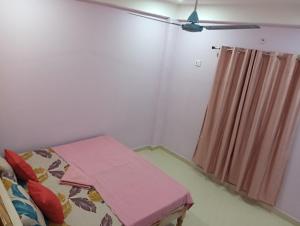 Tempat tidur dalam kamar di Kedar Guest House Ayodhya