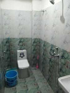 Kamar mandi di Kedar Guest House Ayodhya