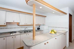 A kitchen or kitchenette at Apartamentos Xaloc HRC