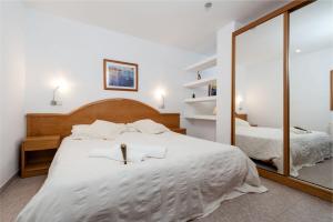 A bed or beds in a room at Apartamentos Xaloc HRC