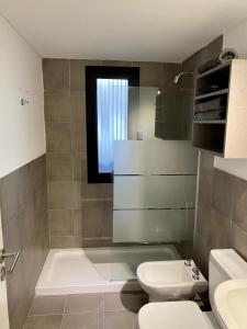 un bagno con vasca, WC e lavandino di Departamento Cordillera III a Godoy Cruz Altre 15 foto