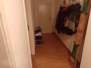 a hallway leading to a hallway with a hallwayngthngthngthngthngthngthngth at Zimmer in weißhausstraße in einer Wohnung in Cologne