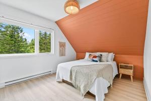 Ένα ή περισσότερα κρεβάτια σε δωμάτιο στο Chalet Le Konfør, Spa et Nature !