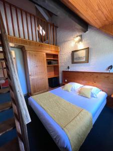 Llit o llits en una habitació de Hotel des Marquisats