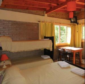 サン・アントニオ・デ・アレドンドにあるAltos del Mayuのベッドルーム1室(ベッド2台、テーブル、椅子付) +139枚の写真