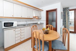 A kitchen or kitchenette at Apartamentos Xaloc HRC