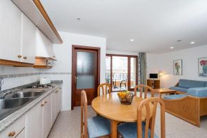 A kitchen or kitchenette at Apartamentos Xaloc HRC