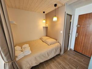 a bedroom with a bed with towels on it at Appartement 4 pers vue mer le barcares in Dosse Gros