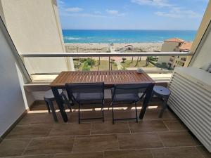 a balcony with a table and chairs and the ocean at Appartement 4 pers vue mer le barcares in Dosse Gros