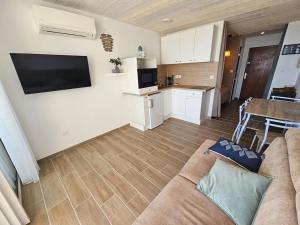 a living room with a couch and a kitchen at Appartement 4 pers vue mer le barcares in Dosse Gros