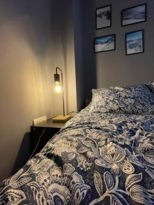 Un dormitorio con una cama y una lámpara y cuadros en la pared. en Mi Casita en la Sierra, en Sierra Nevada 39 fotos más