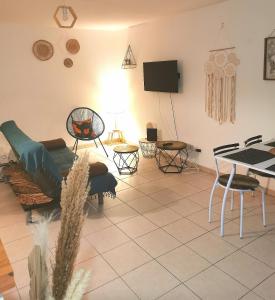 una sala de estar con un sofá y una mesa en Escale marine, en Saint-Jory 55 fotos más