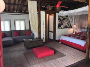 מיטה או מיטות בחדר ב-Fare TEAK avec Palapa et piscine partagée