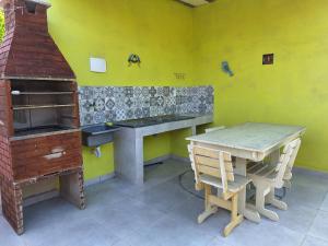 Dapur atau dapur kecil di Casa na Praia com Piscina