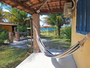 Costa DouradaCasas lindas no paraiso!的吊床的门廊挂在房子里
