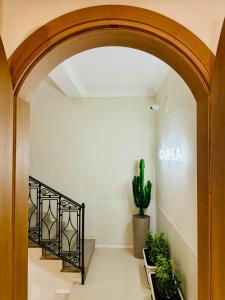 an archway in a hallway with a staircase and a cactus at Cà Bèla - Mercadante in Milan