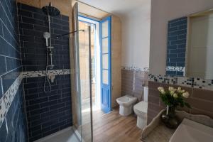 a bathroom with a shower and a toilet at Blue House 9 Rooms & Breakfast in Birgu