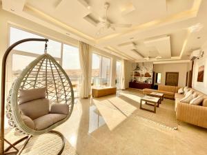 Al RakaR61 Sunrise Chalet的客厅配有秋千椅。