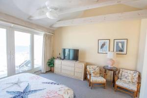 TV a/nebo společenská místnost v ubytování Beach Front Bliss