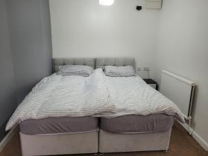 Postel nebo postele na pokoji v ubytování Modern Apartment in Luton