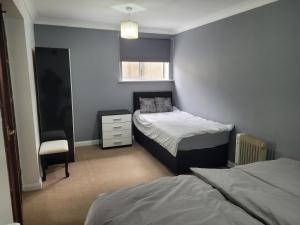 Postel nebo postele na pokoji v ubytování Modern Apartment in Luton