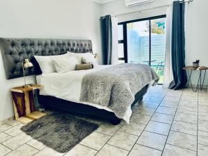 PioniersparkCAVE Properties Group的一间卧室，配有一张大床和一扇窗户。