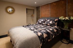 Postel nebo postele na pokoji v ubytování The Vault Luxury Apartment