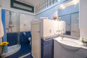 トッレ・ラピッロにあるMalva House in Villa Con Piscinaの洗面台、シャワー、トイレ付きのバスルーム +20枚の写真